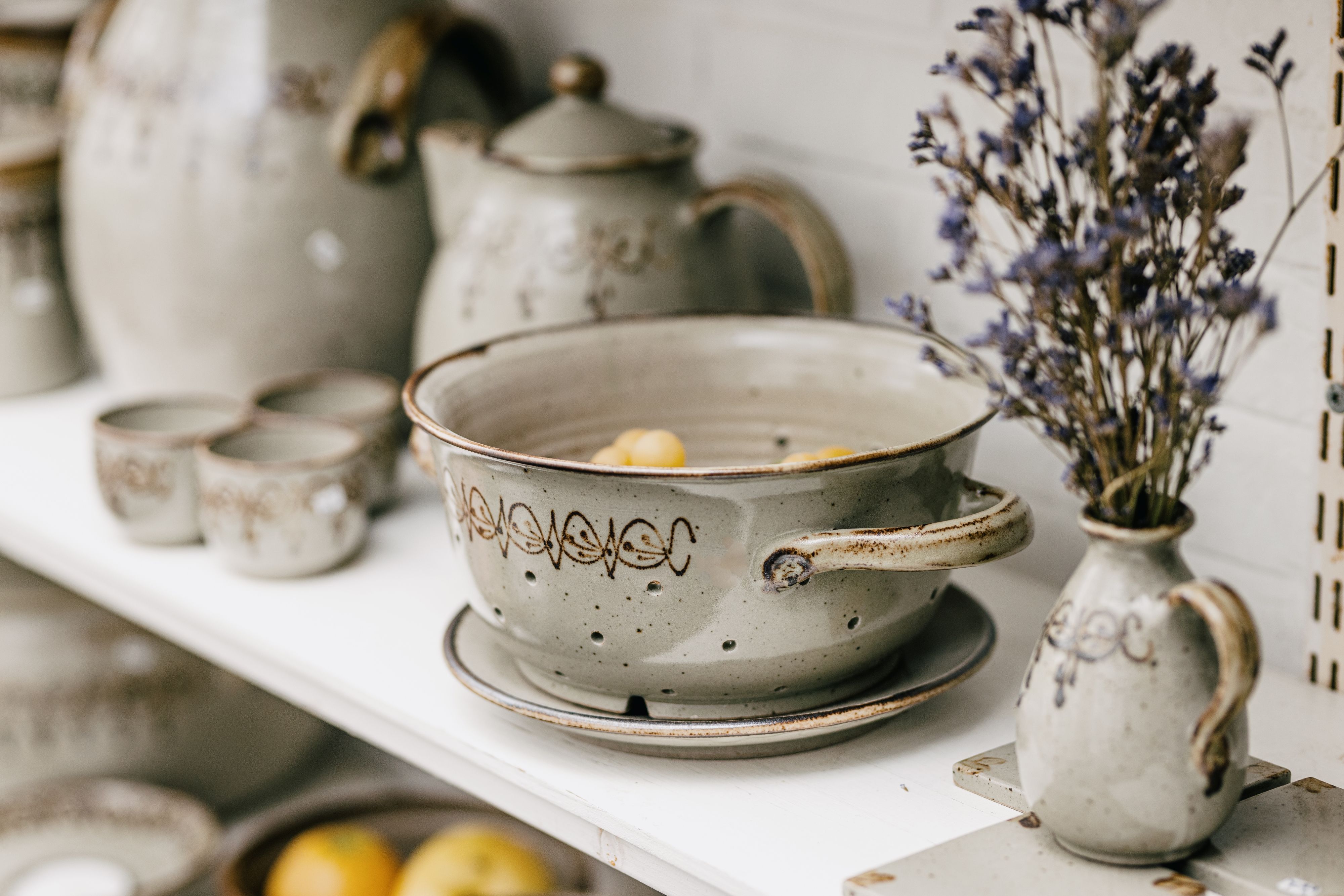 Die Nordstrander Töpferei hat viele verschiedene Farben und Dekore (hier das Fischmuster) zu bieten