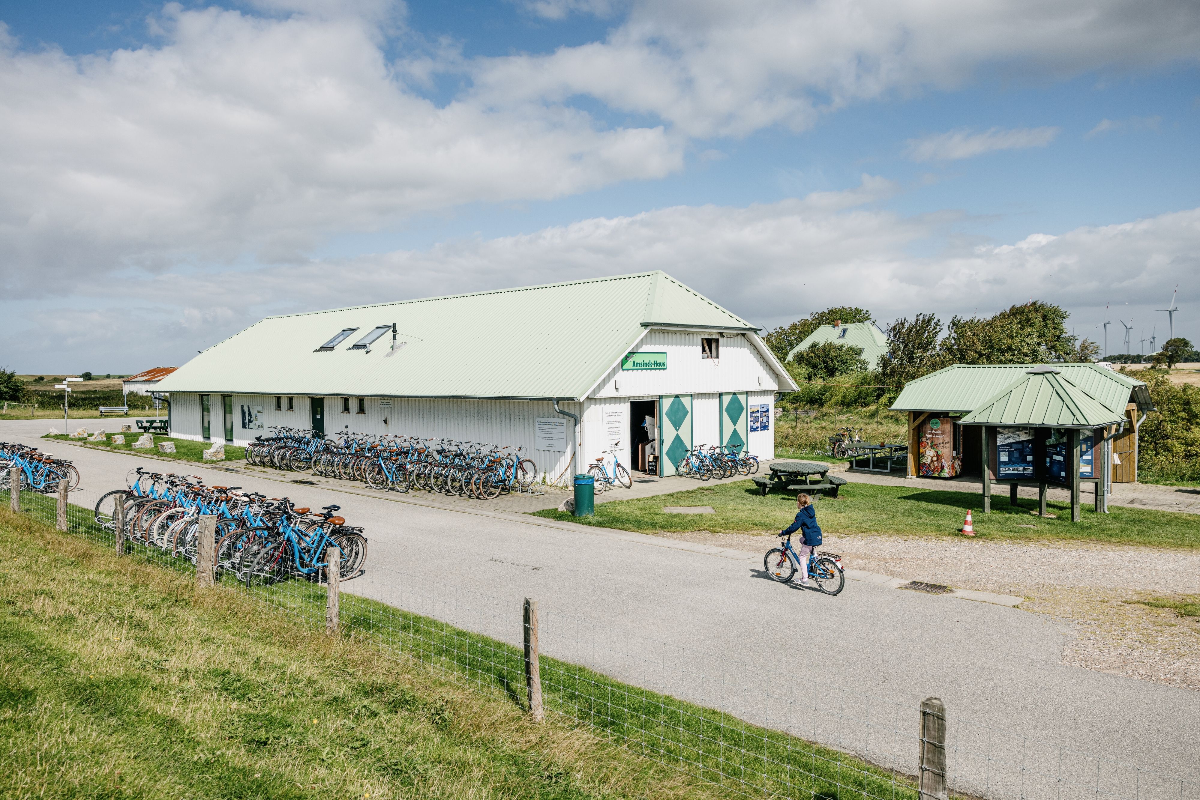 Fahrradverleih beim Amsinck-Haus mit typisch grünem Dach im Sönke-Nissen-Koog