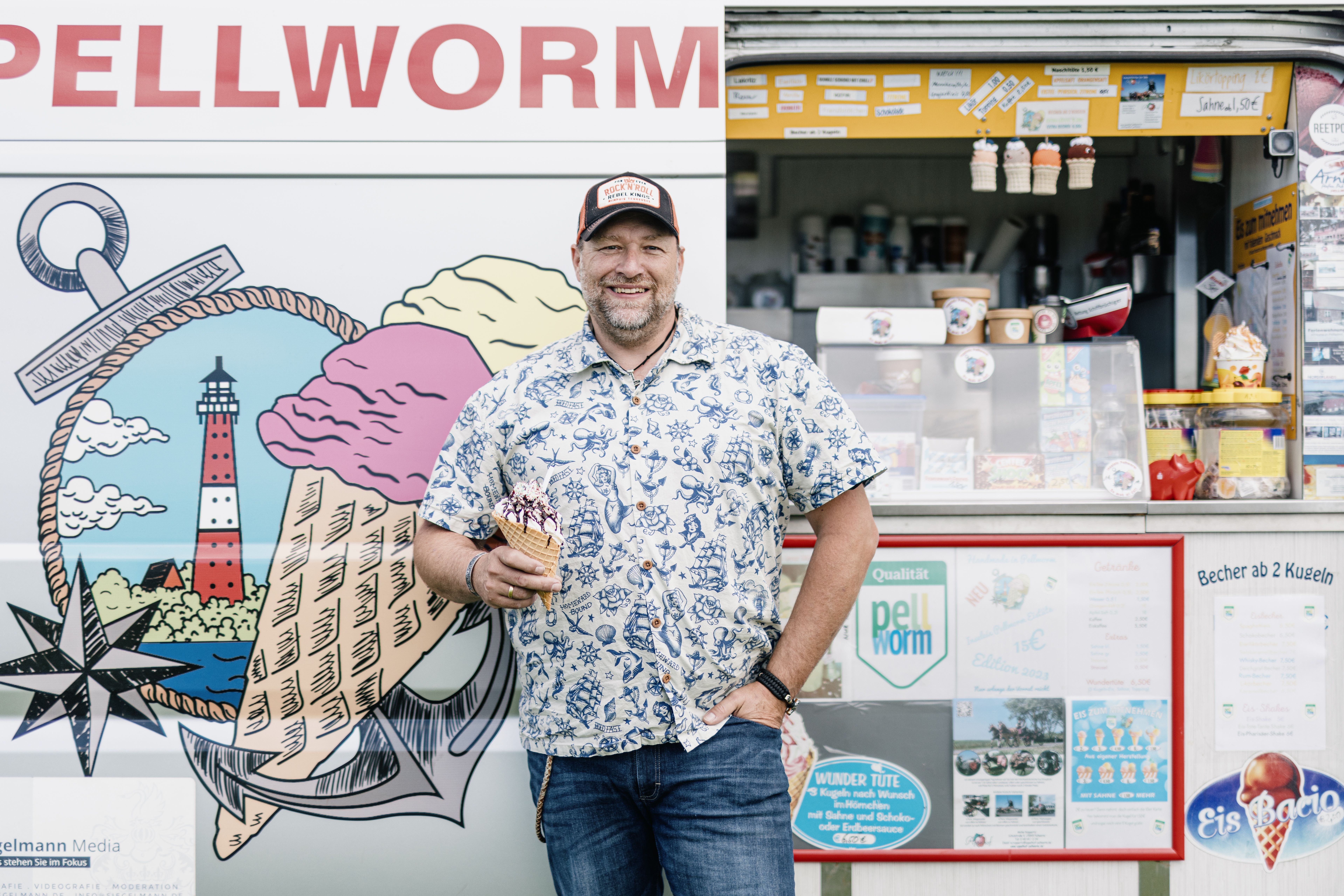 Frisches Inseleis vom Eisbus auf Pellworm