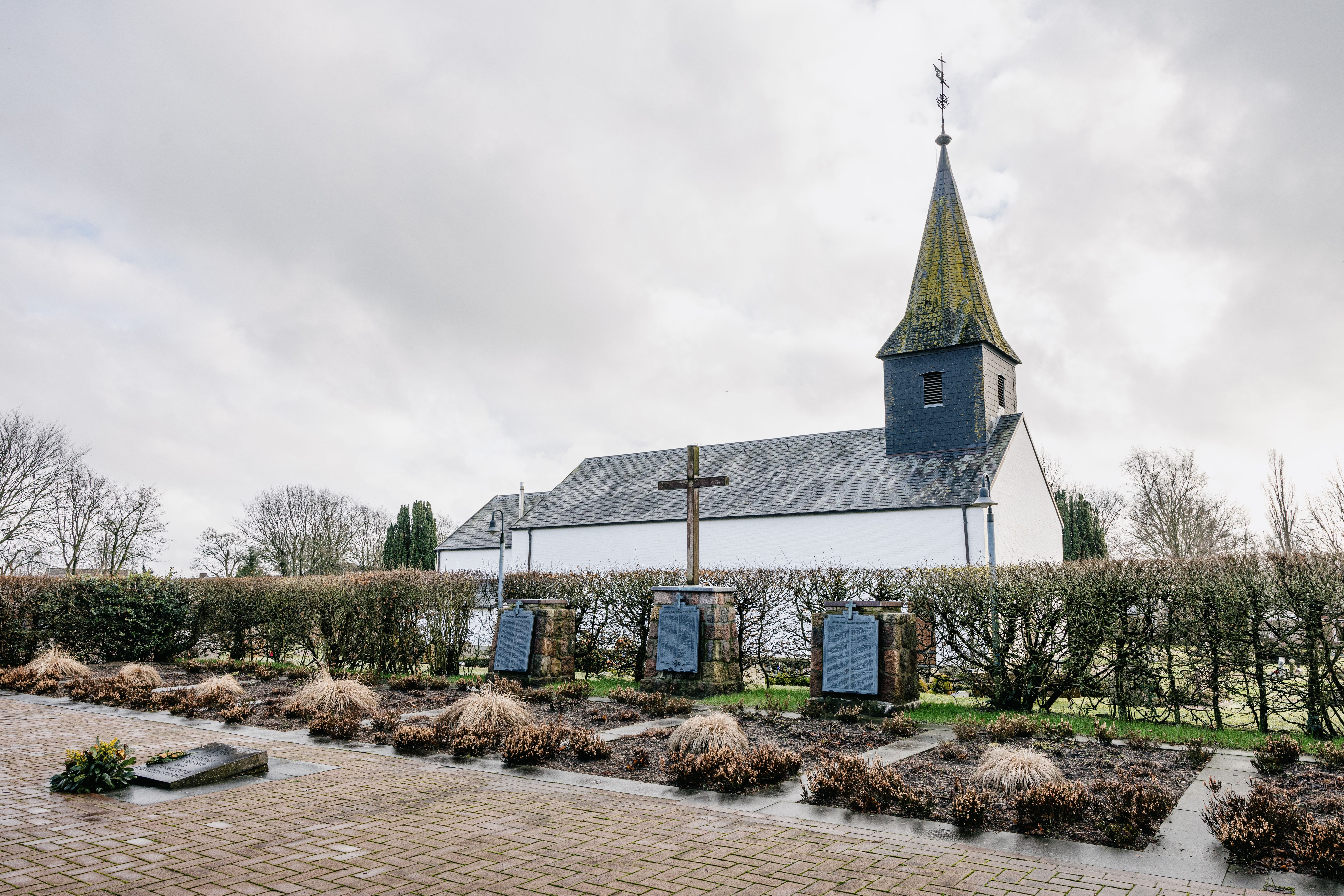 Kirche und Gedenken an der KZ-Gedenk- und Begegnungsstätte Ladelund