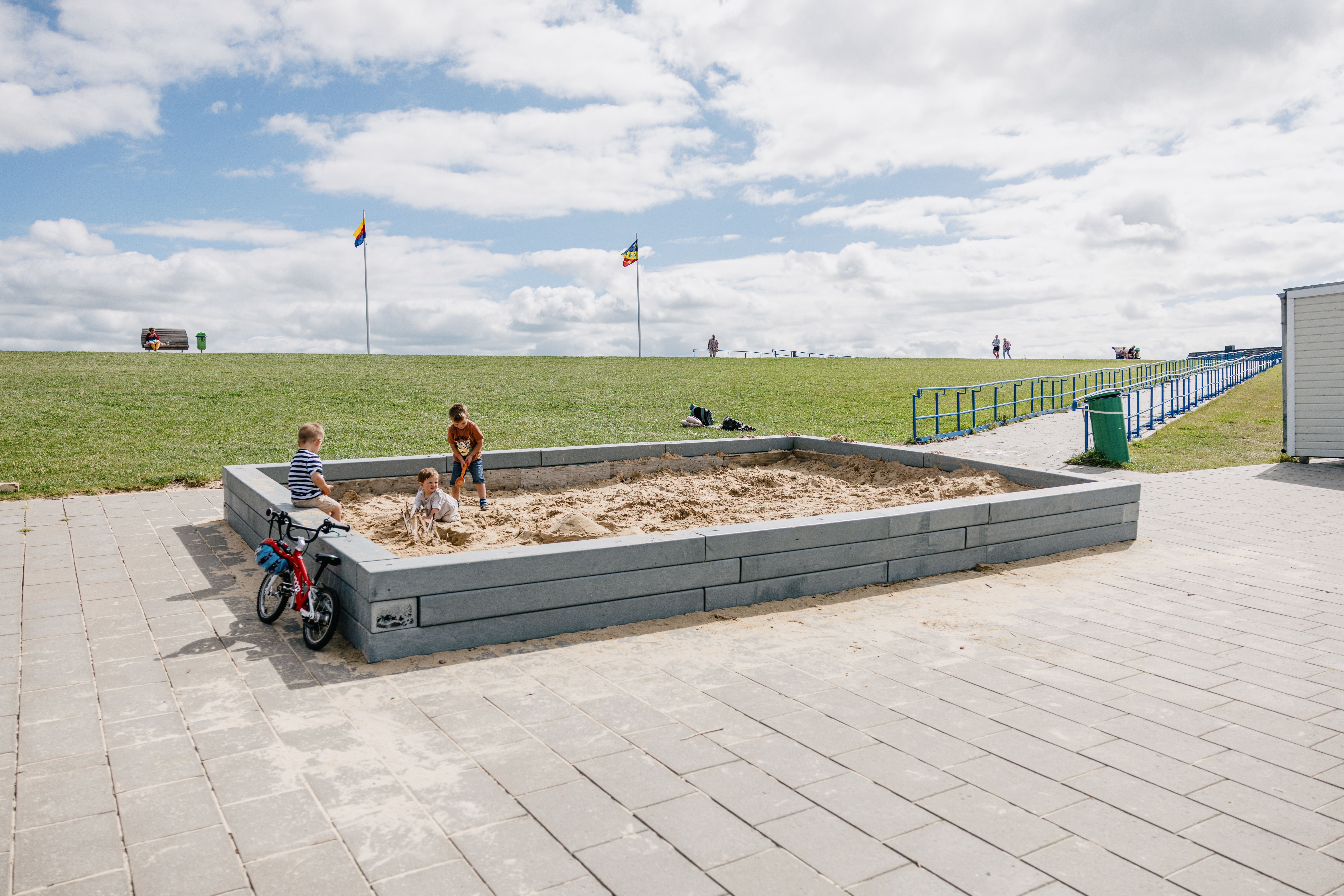 Spielplatz & Sandkisten in Dagebüll – perfekt für Familien. Klettern, Schaukeln & Buddeln mit Nordseeblick. Jetzt entdecken & entspannen!