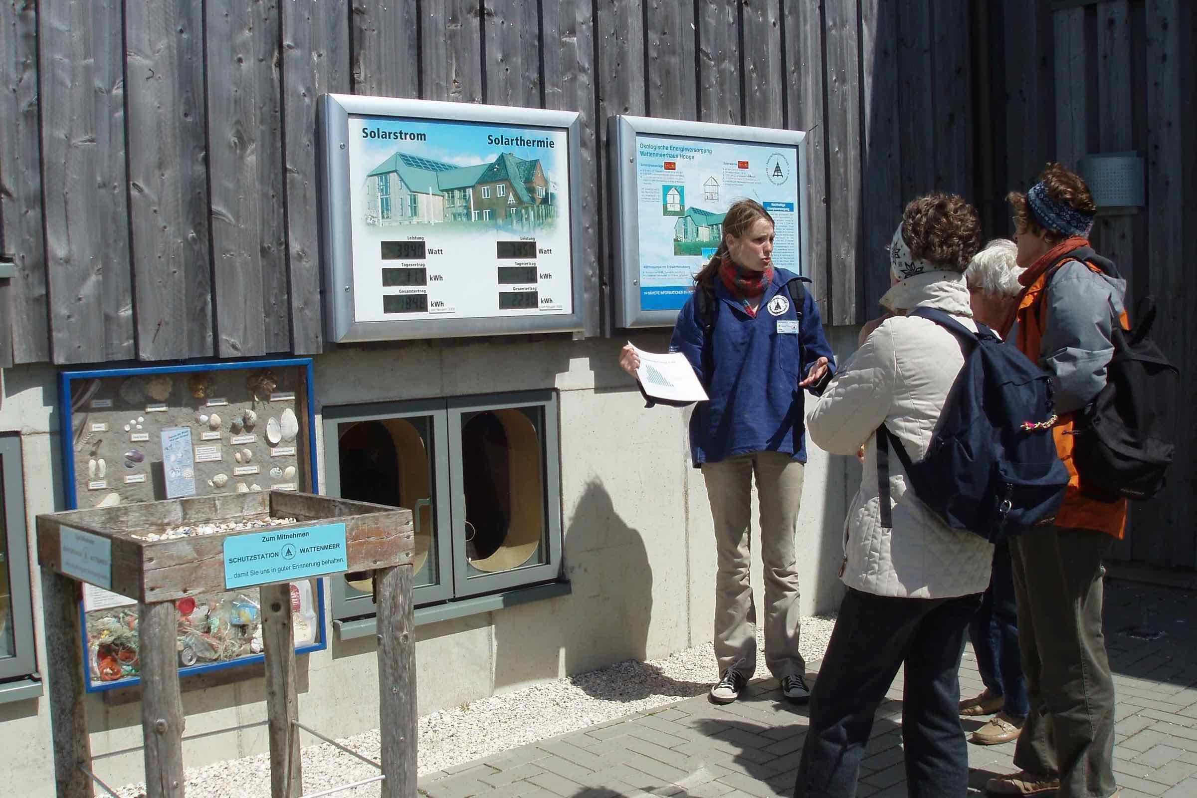 Landunter, kein fließendes Wasser, kein Strom... Bei dieser Führung lernen wir neben dem Leben heute auch die Geschichte der Hallig Hooge kennen. Ein Besuch der Halligkirche gehört natürlich dazu.