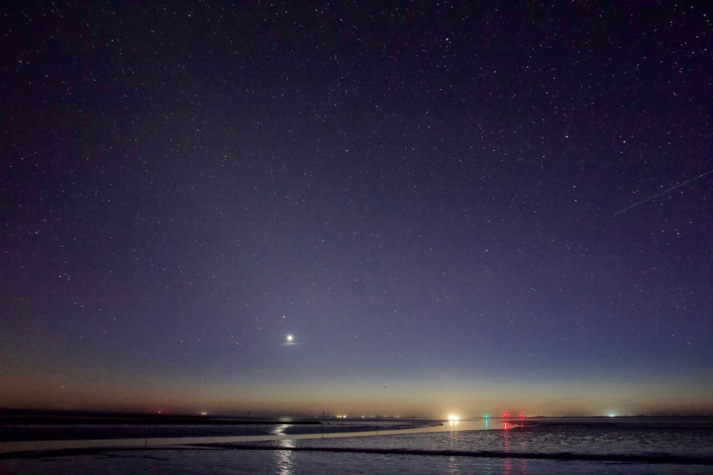 Bei dieser Nachtwanderung gehen wir gemeinsam entlang der Küste um den Dockkoog und erleben bei Nacht das Watt und die Natur um uns herum mit all unseren Sinnen.