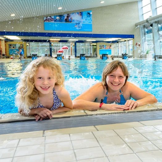 Mutter und Töchter im Becken des Husum Bads