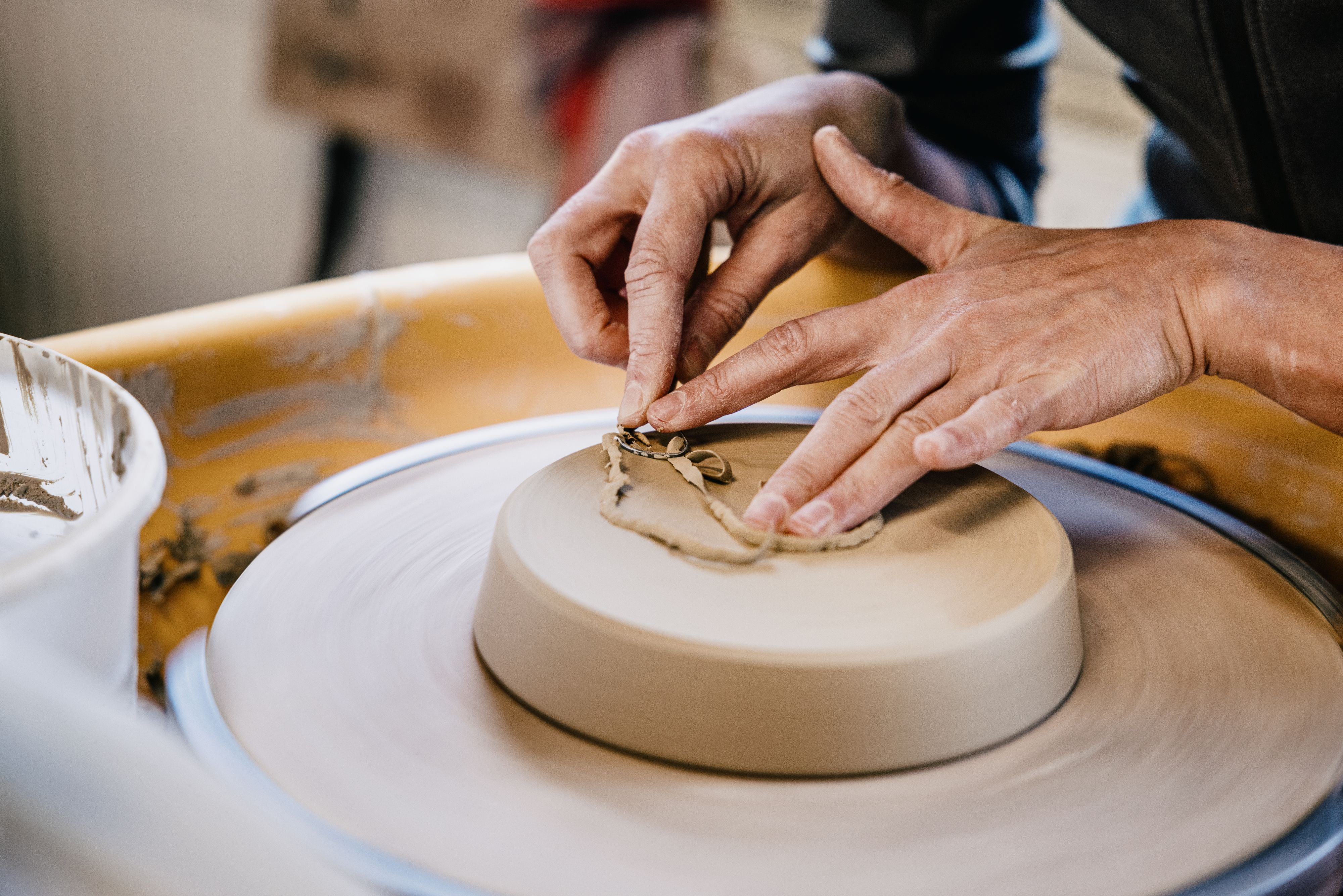 Hände beim Kreieren neuer Keramik in der Nordstrander Töpferei.