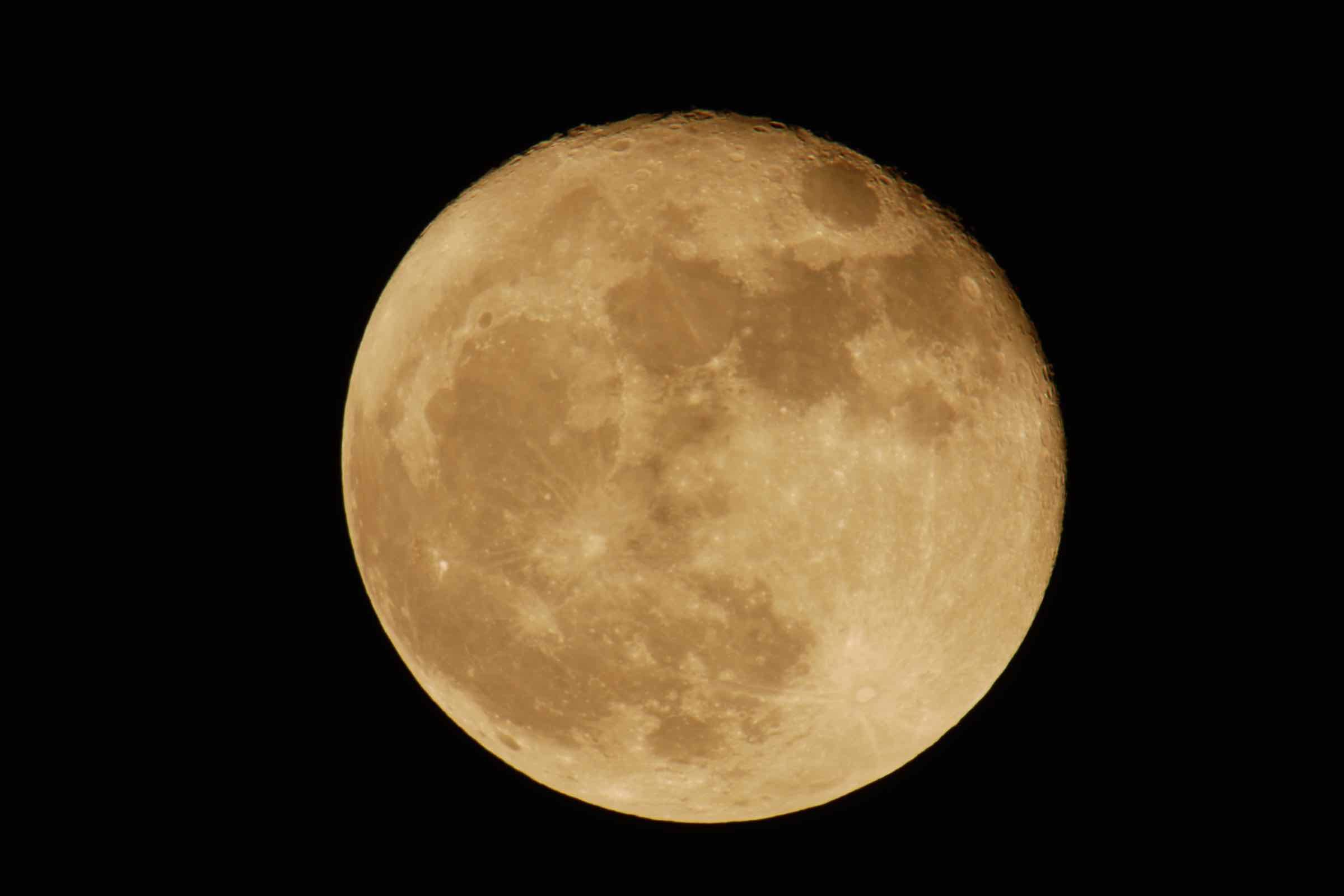 Während abends die Sonne untergeht und die Nacht hereinbricht, schauen wir uns gemeinsam die umliegenden Leuchttürme an und lauschen Gedichten und Sagen rund um Pellworm und Nordfriesland.