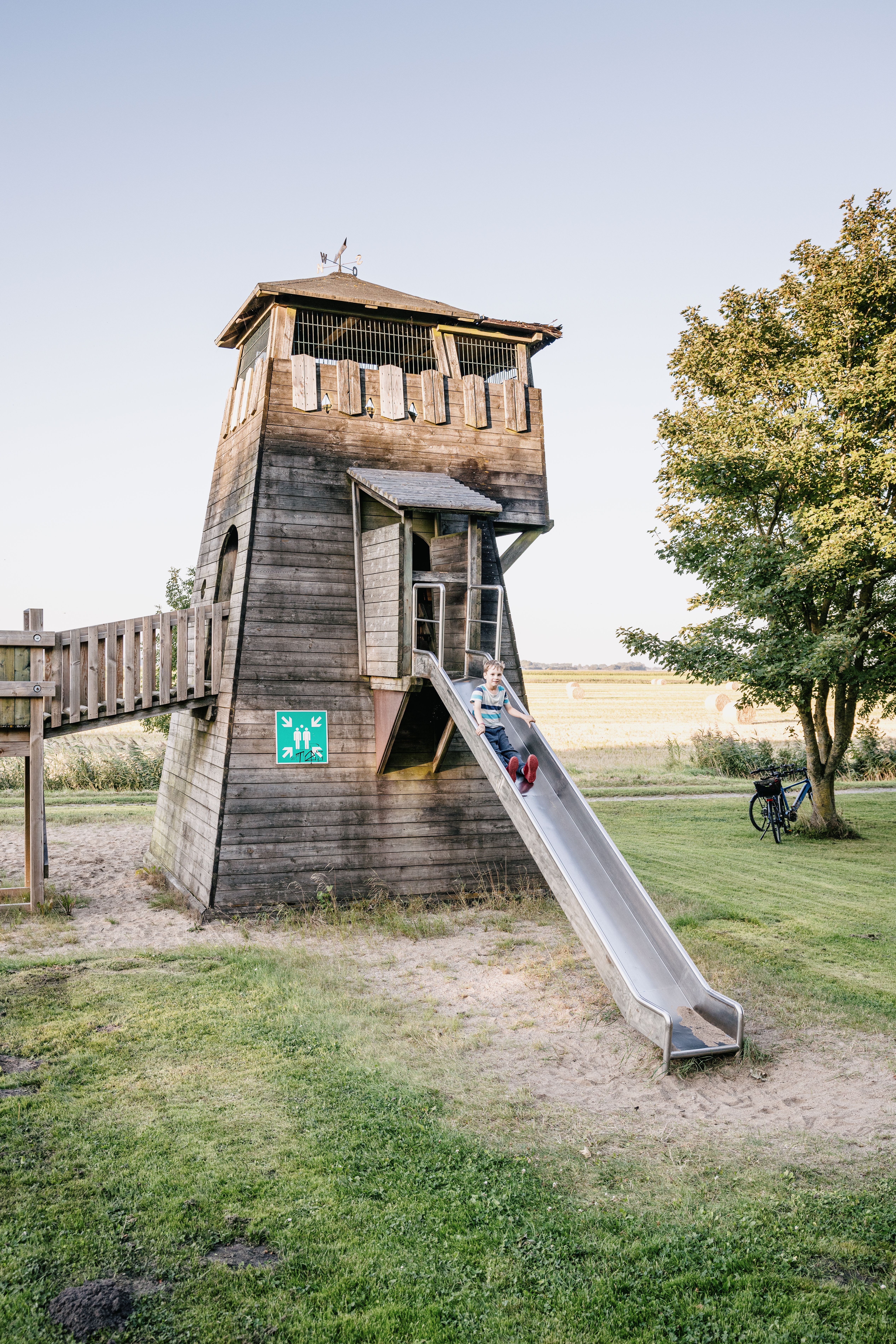Entdecke den familienfreundlichen Spielplatz in Klanxbüll – viel Platz zum Toben, Klettern und Spielen inmitten der nordfriesischen Natur.