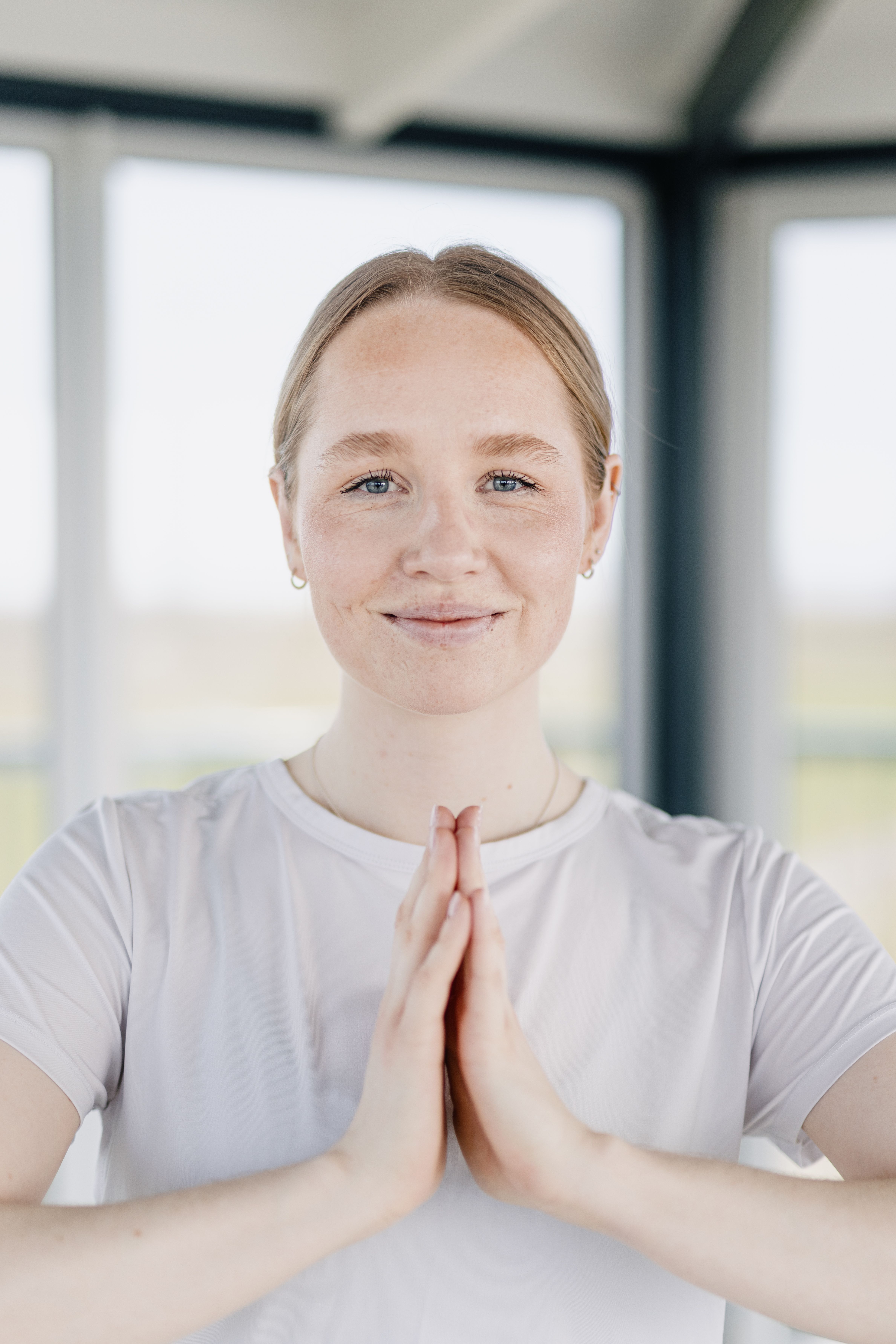 Frau macht Yoga