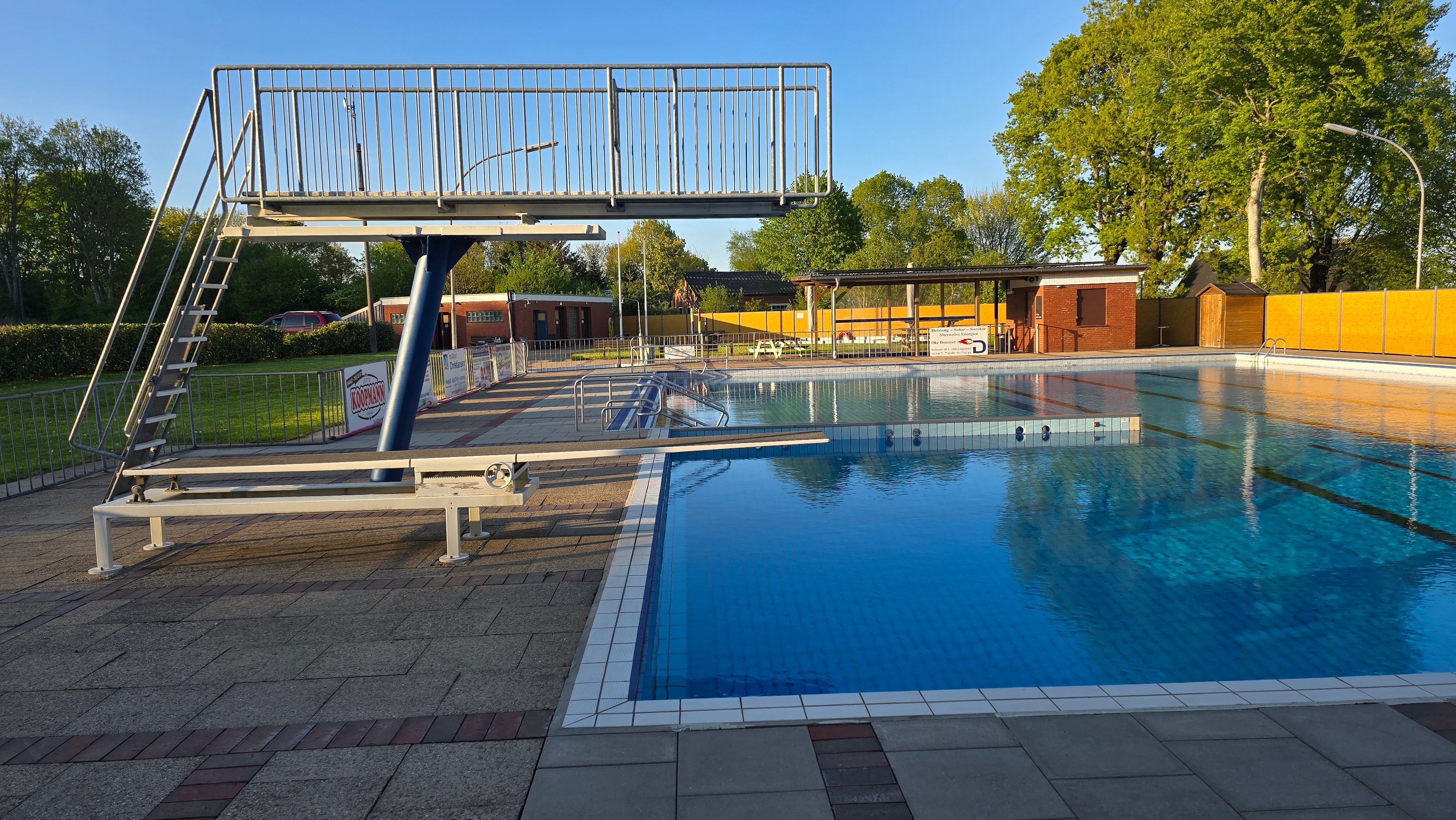 Das beheizte Stadumer Freibad in den Sommermonaten geöffnet, mit Frei- und Liegefläche sowie einem Kiosk.