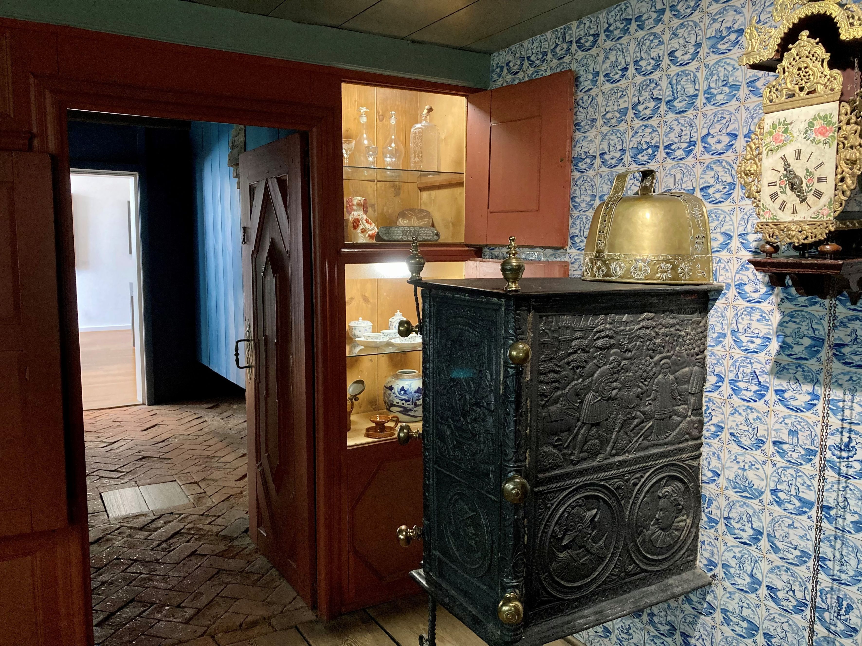 Blick auf die Ausstellung im Museum, es wird eine alte Einrichtung eines Hauses gezeigt