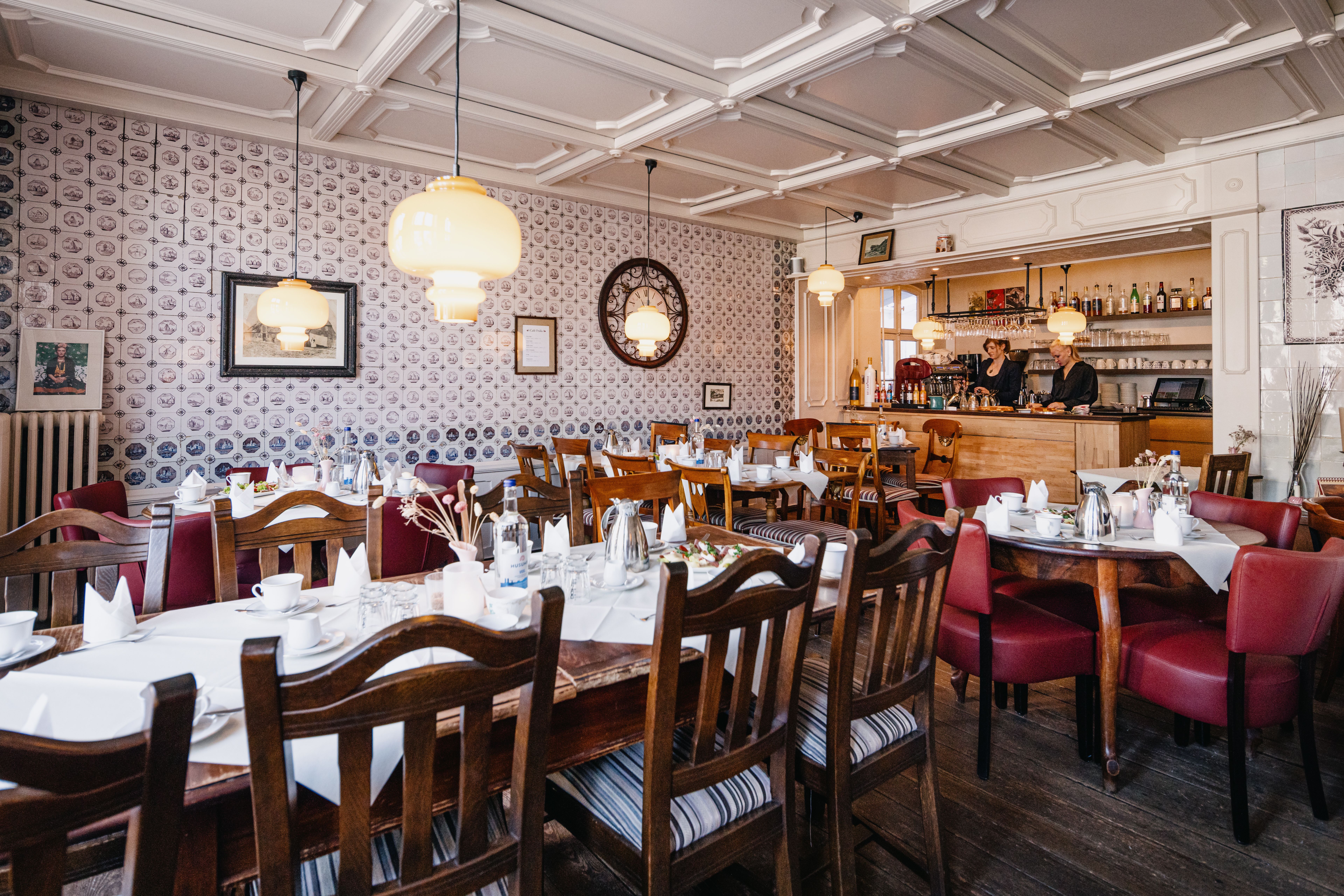 Das typisch nordfriesische und gemütliche Café Frida in Bredstedt mit seiner historischen Kachelstube