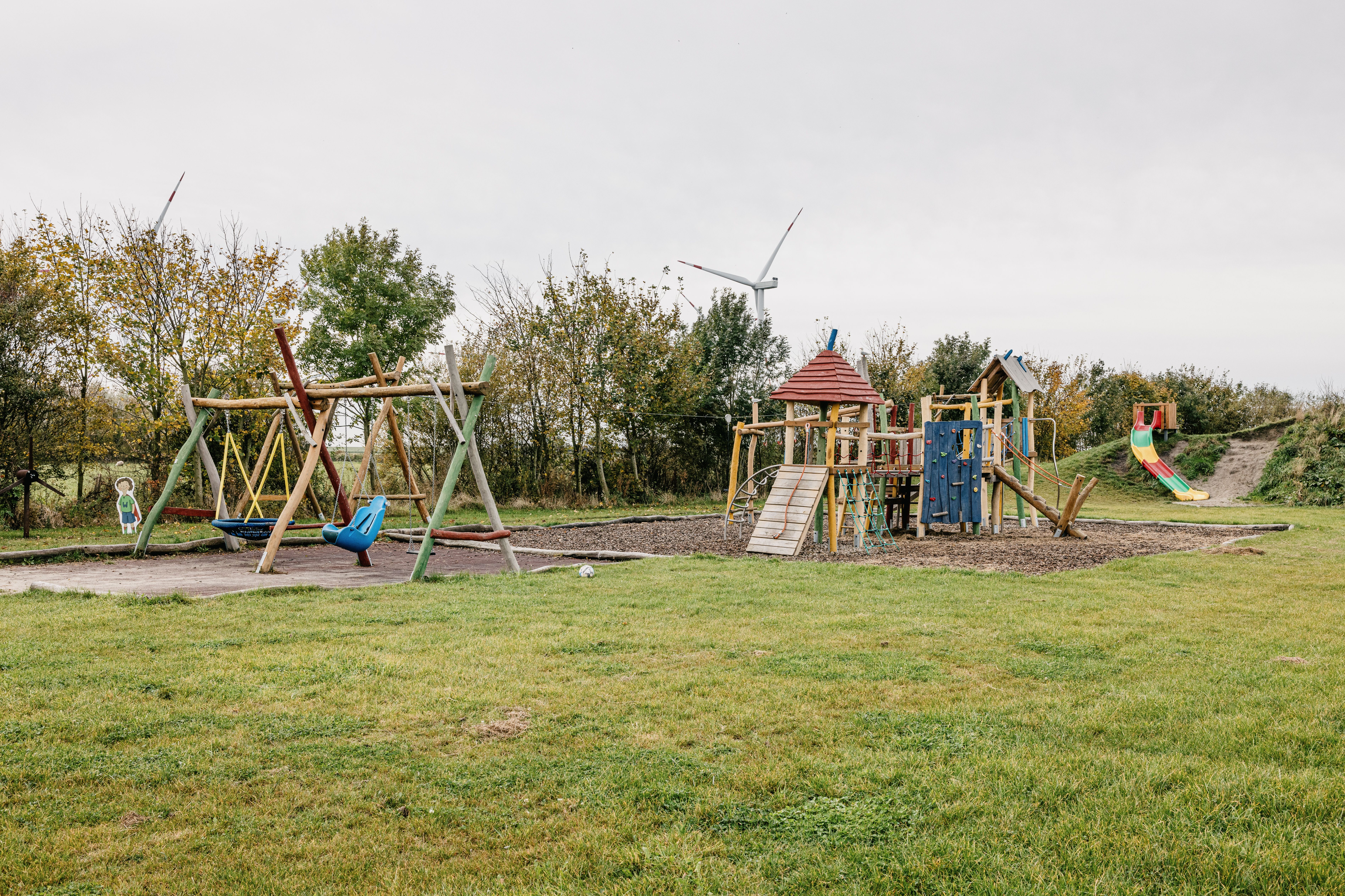In den Reußenkögen erwartet dich ein toller Spielplatz mit viel Platz zum Spielen & Entdecken – ideal für eine Pause mit der ganzen Familie mitten in der Natur!