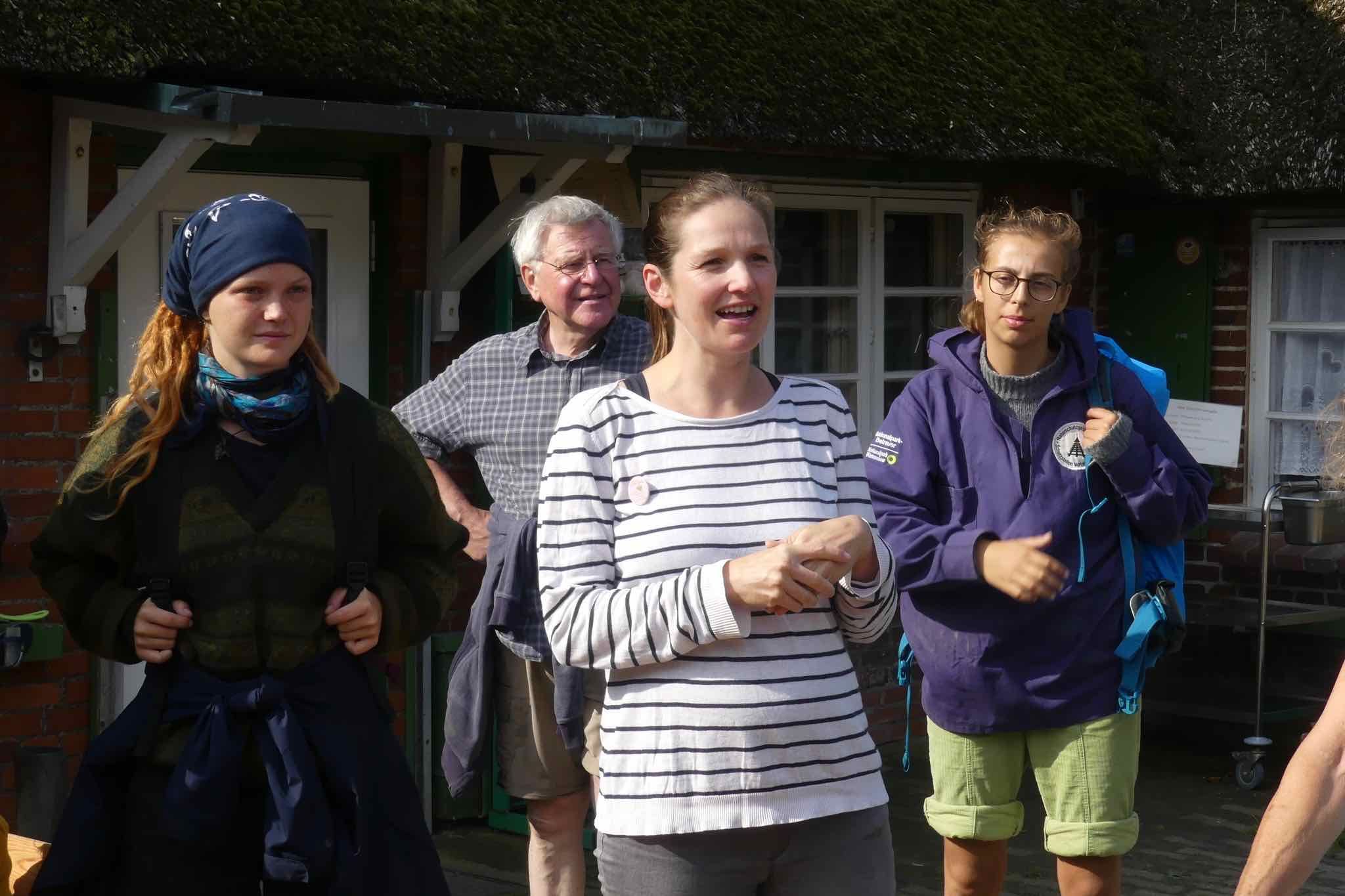 Süderoog liegt mitten im Nationalpark Schleswig-Holsteinisches Wattenmeer. Wir starten auf Pellworm und laufen 6 km bis zum Herz der Nordsee. Nach kurzem Aufenthalt und Führung auf der Hallig geht es übers Watt zurück.