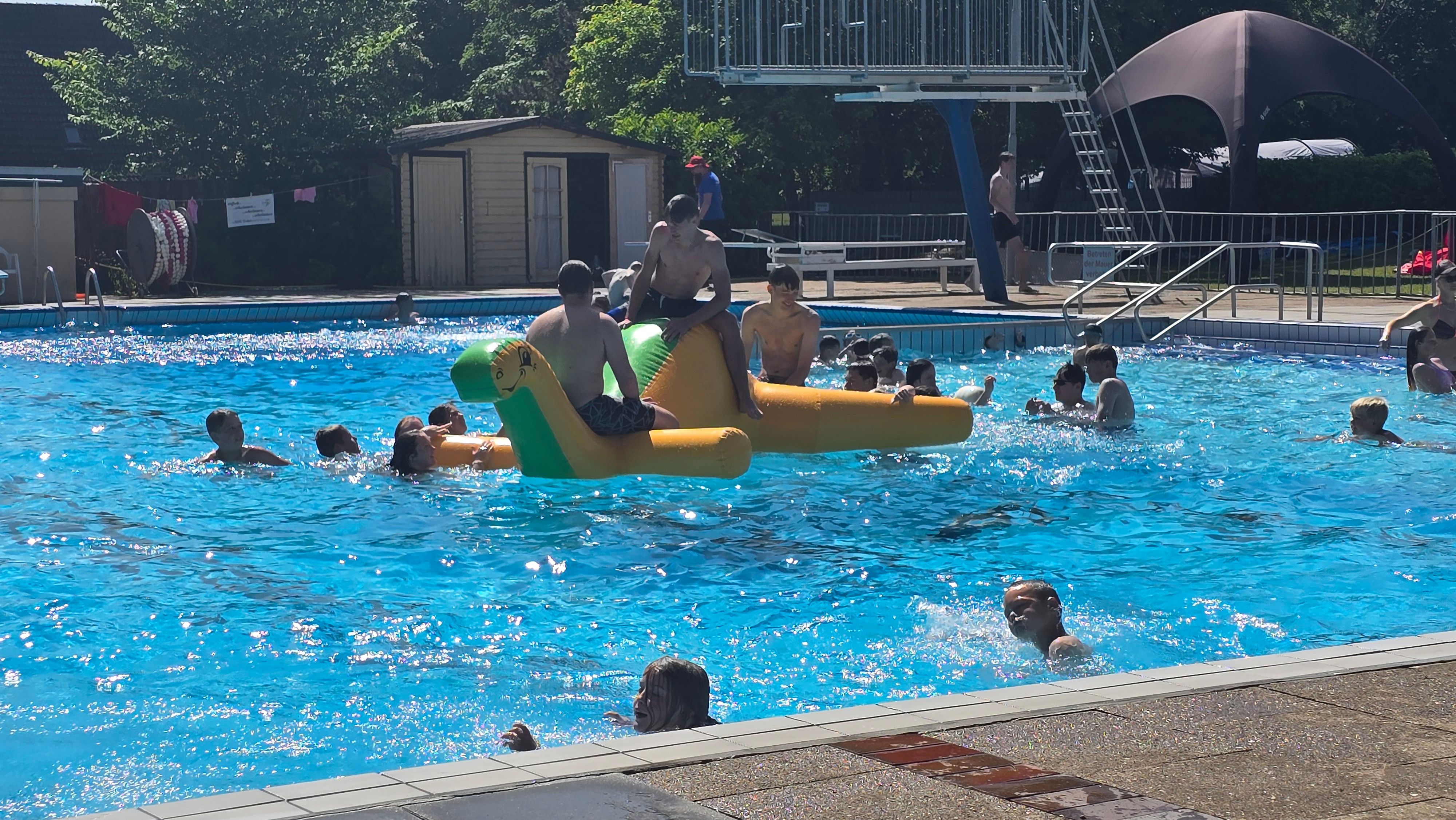Das beheizte Stadumer Freibad hat in den Sommermonaten geöffnet, mit Frei- und Liegefläche sowie einem Kiosk.