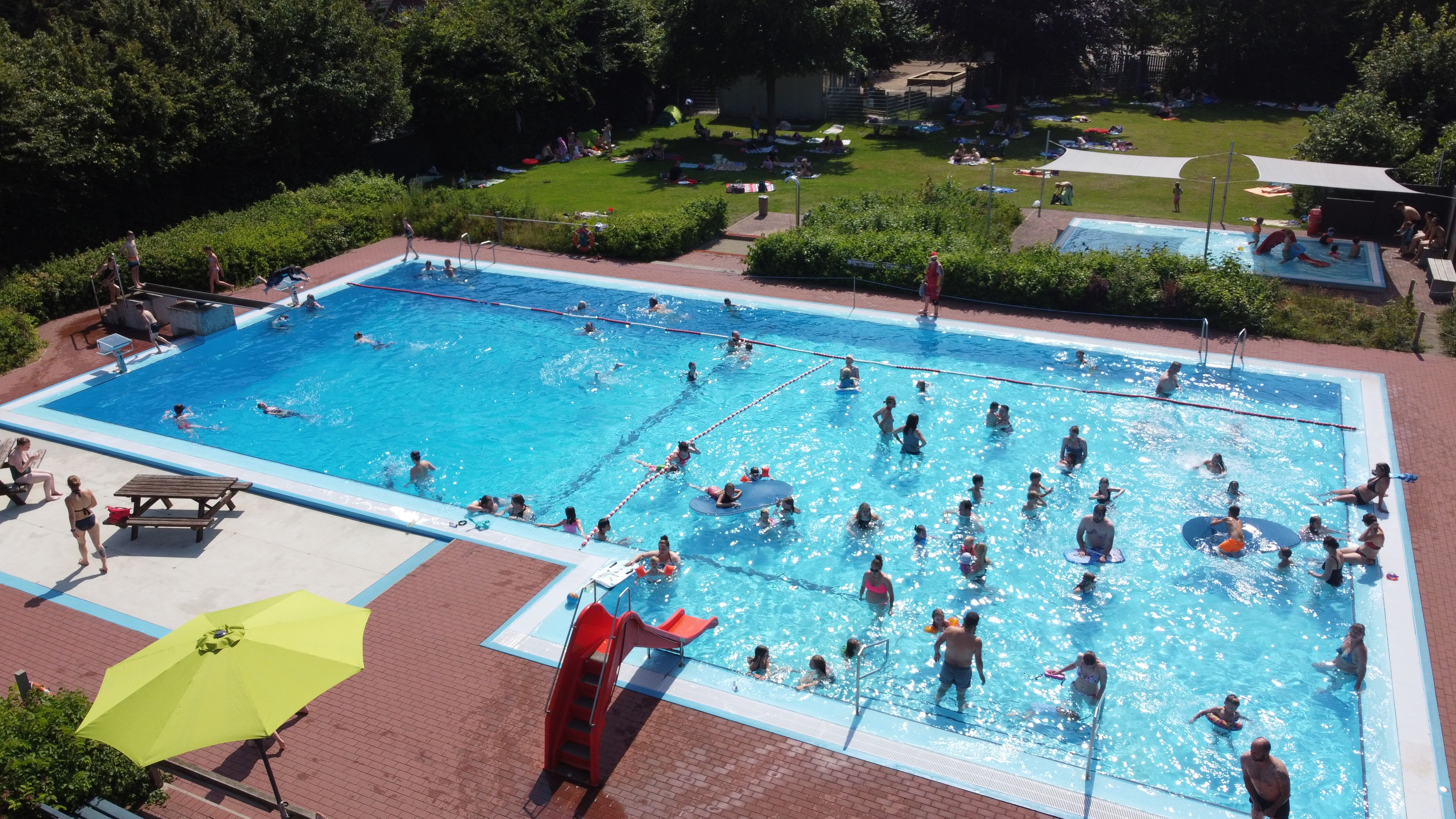 Beliebtes Freibad in Klixbüll in Nordfriesland (Aufnahme von oben)